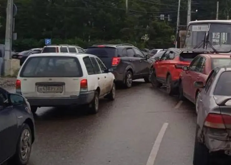 В Красноярске водитель автобуса спровоцировал масштабную аварию