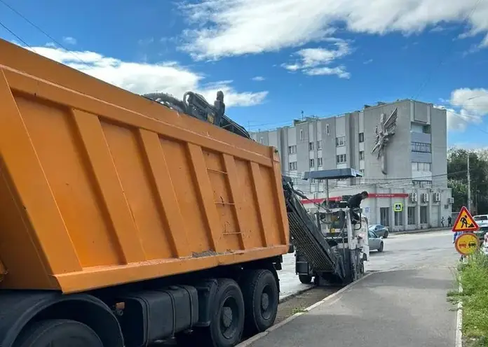 В Красноярске на улице Гладкова снимают старый асфальт