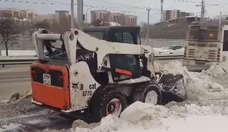 В Красноярске 21 декабря на уборку снега вышли 126 спецмашин и более 400 рабочих