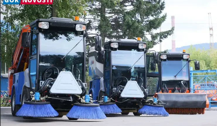 В Красноярск доставили три новых машины для уборки тротуаров