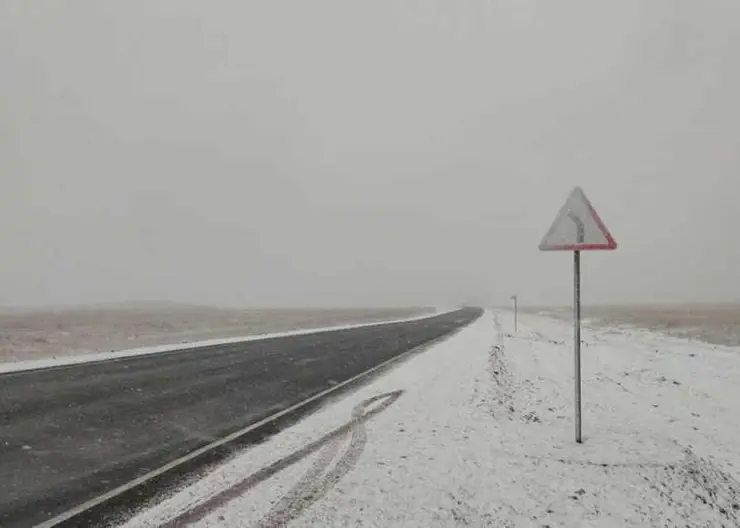 На некоторых трассах Красноярского края ограничили движение из-за непогоды