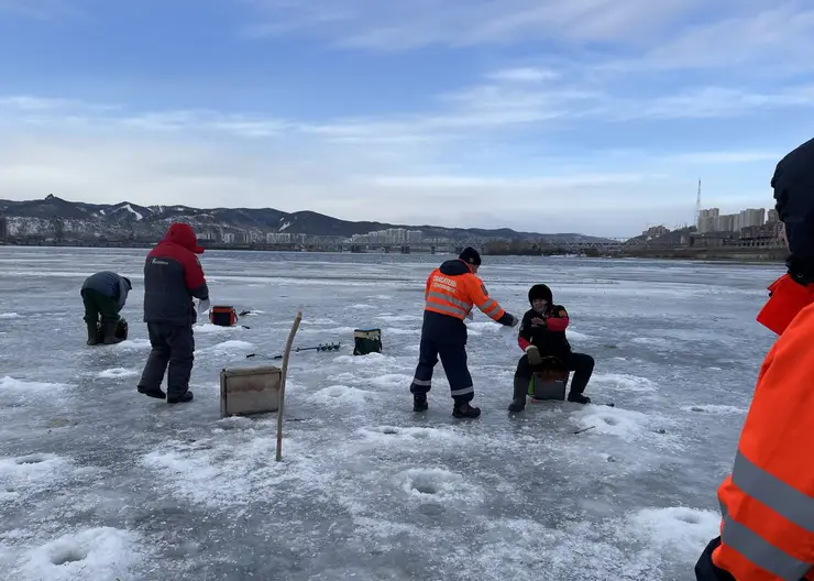 В Красноярске любителям зимней рыбалки напомнили об опасности выхода на лед