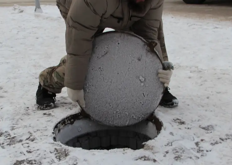 В Красноярске поймали серийных воров канализационных люков