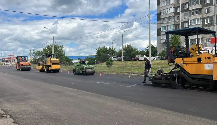 В Красноярске меняют асфальт на участке улицы Водопьянова