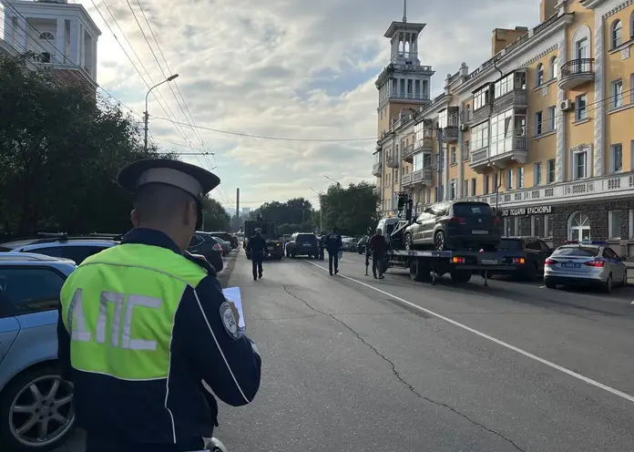 Полицейские массово эвакуируют автомобили нарушителей в центре Красноярска