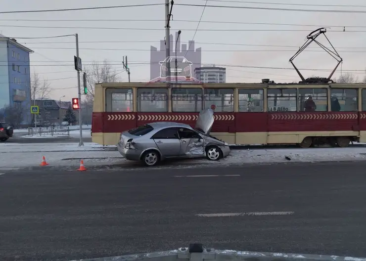 В Красноярске в ДТП с 85-м автобусом, машиной и трамваем пострадали 2 человека
