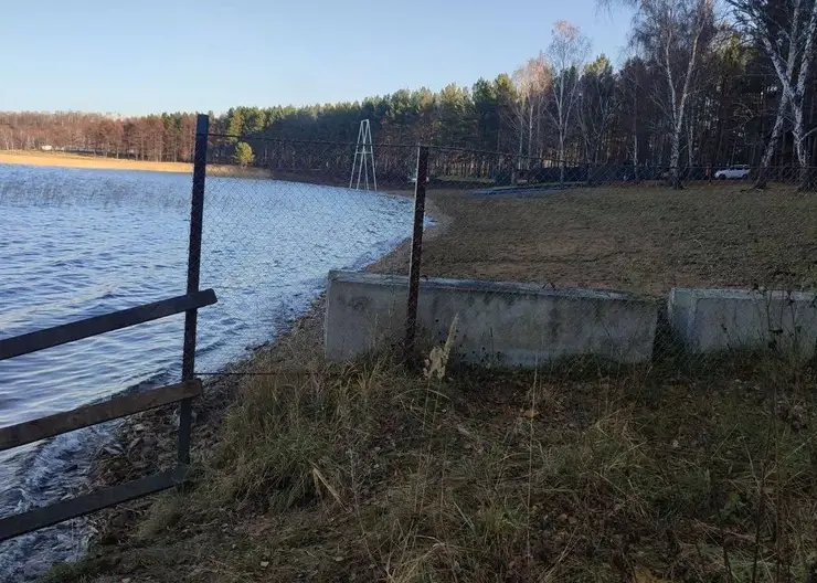 На берегу озера Большое сносят бани и беседки