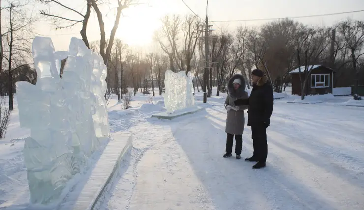 В Красноярске начали разбирать ледовые городки и елки