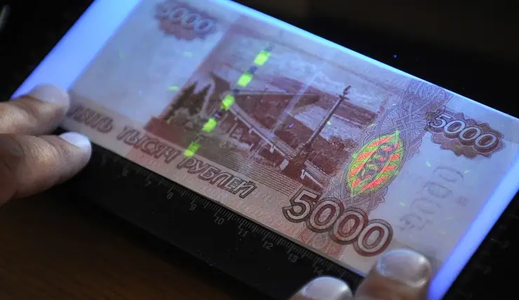 В Красноярском крае встречается все меньше фальшивых денег