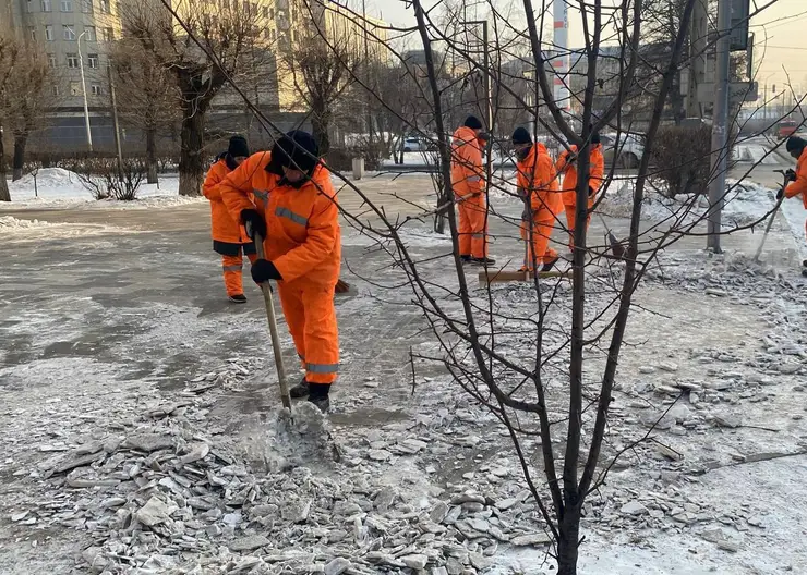 Дорожники вышли на уборку тротуаров по всему Красноярску