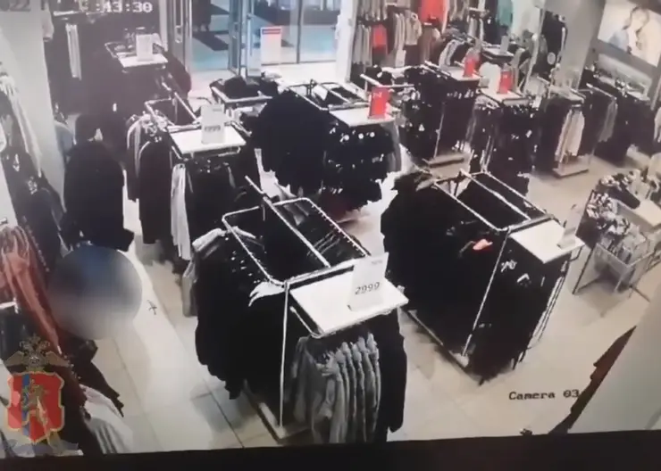 Житель Красноярского края украл из магазинов зимнюю куртку, джин и квадрокоптер на 15 тысяч рублей