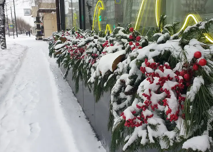 В Железнодорожном районе Красноярска на этой неделе откроются три новогодние ёлки