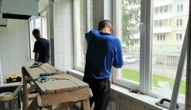 В Красноярске идет капитальный ремонт пищеблока в школе № 144 в Солнечном
