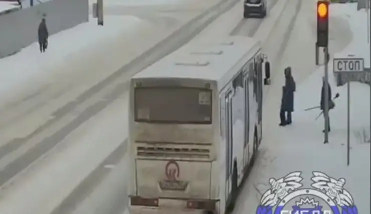 В Красноярске водитель автобуса чуть не сбил на переходе женщину с ребенком