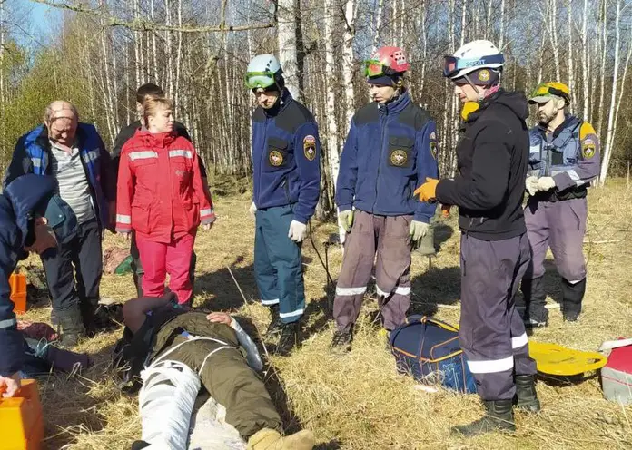 В Красноярском крае на вертолете эвакуировали из тайги упавшего с дерева охотника