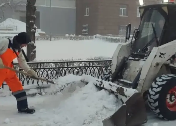 В Красноярске более 100 дорожников вышли чистить улицы города