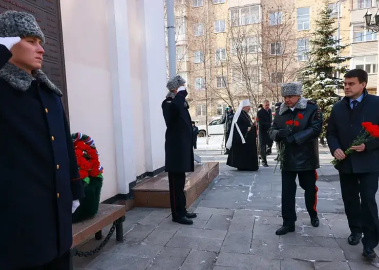 Губернатор Михаил Котюков возложил цветы к мемориалу погибших полицейских
