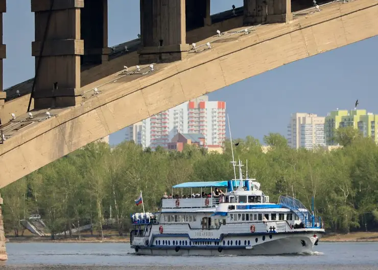 Судно село на мель на Енисее в Красноярском крае