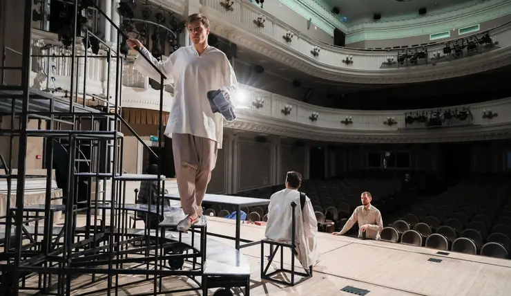 В новом спектакле красноярского театра Пушкина 9 артистов сыграют более 40 персонажей