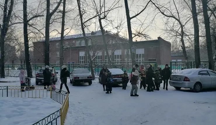 В Красноярске эвакуировали все школы из-за сообщений о минировании