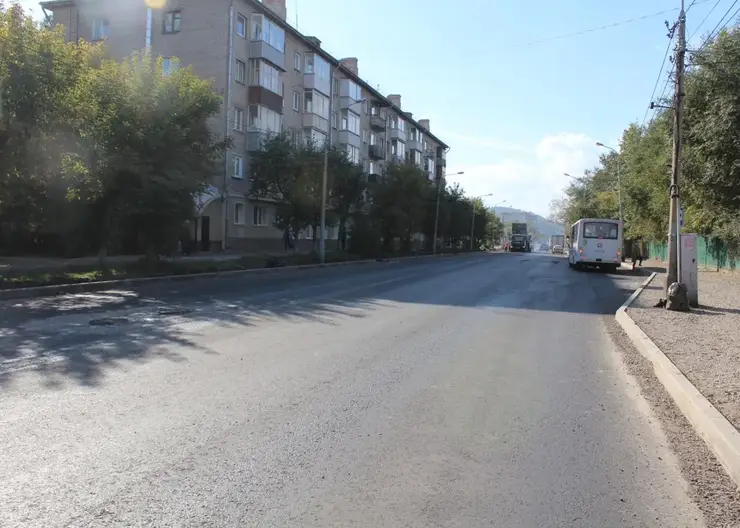 В Красноярске на улице 60 лет Октября уложили финишный слой асфальта