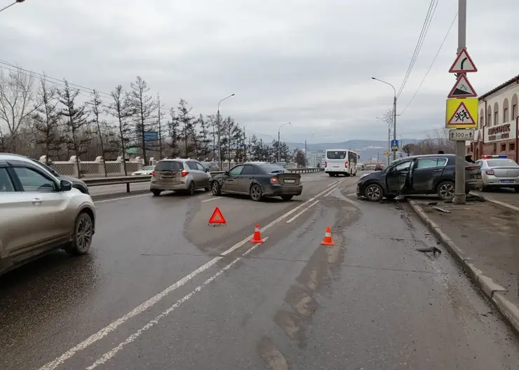 В Красноярске на улице Шахтёров затруднено движение из-за аварии с двумя машинами