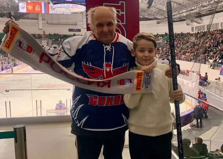 В Красноярске 75-летний болельщик «Сокола» получил подарок от клуба