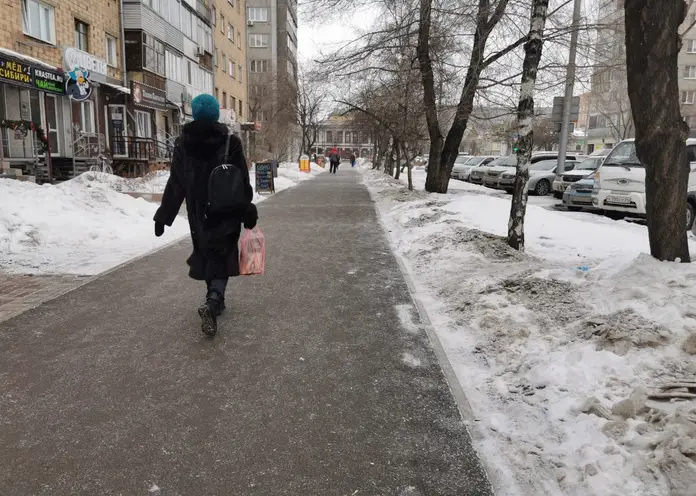 В Красноярске борются с наледью на тротуарах