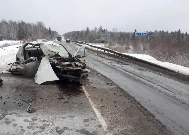 Под Красноярском в ДТП с грузовиком погиб пассажир легкового автомобиля