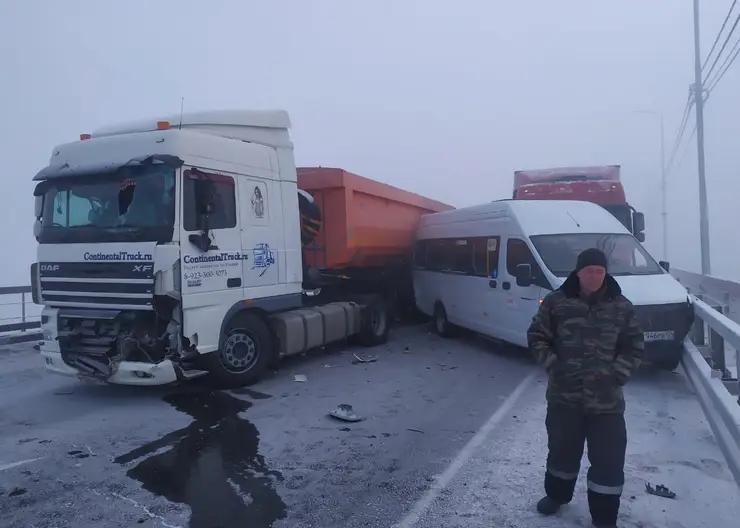 На «Путинском мосту» под Красноярском несколько ДТП полностью перекрыли движение