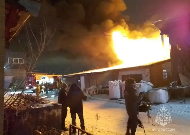 В Красноярске во время ночного пожара сгорел мебельный цех на Полигонной