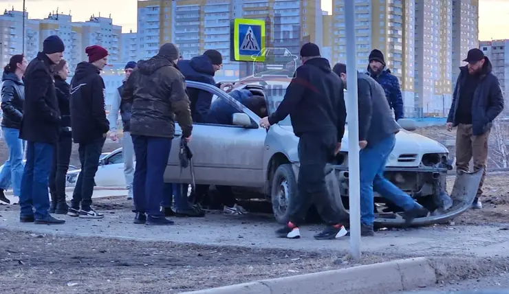 В красноярском Солнечном водитель попал в больницу после столкновения со столбом