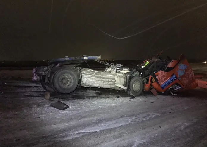 Под Красноярском грузовик перевернулся на скользкой дороге: погиб водитель