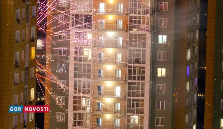 В Красноярске ночью на улице Свердловской загорелся балкон