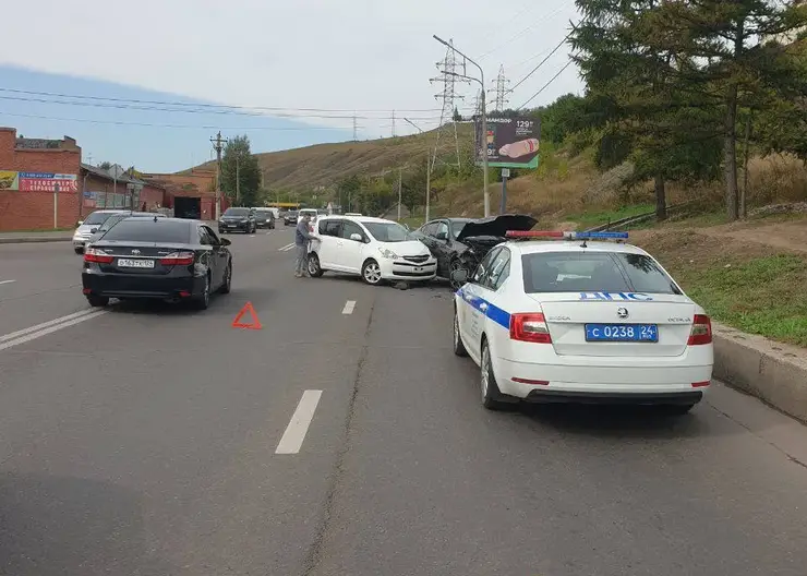 В Красноярске из-за аварии с пострадавшими на Брянской образовалась пробка