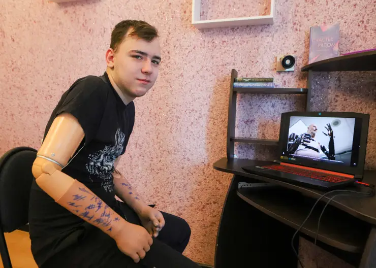 В Красноярске подросток без рук получил новые протезы за 12 миллионов рублей