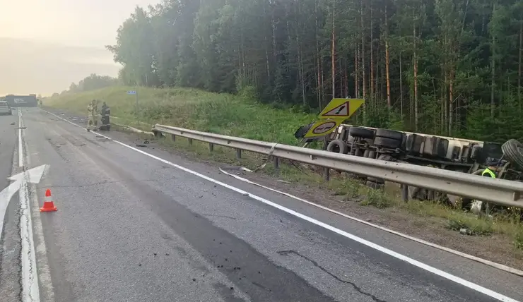 В Красноярском крае на трассе Р-255 после столкновения двух фур погиб 49-летний водитель