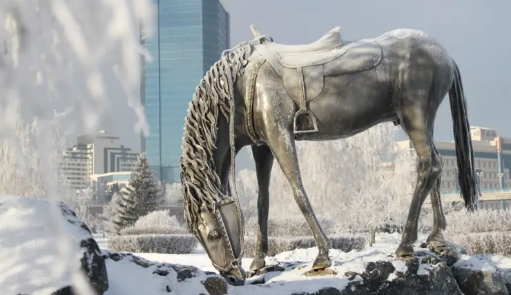 В Красноярске на Стрелке покрасят скульптуру белой лошади