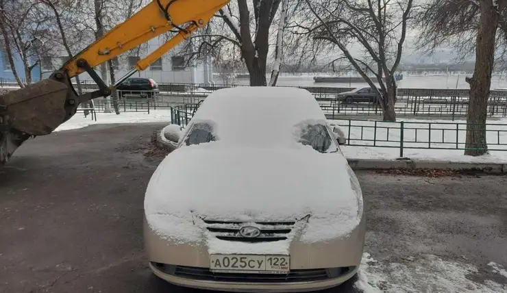 В Красноярске припаркованный автомобиль Hyundai мешает ремонтировать трубы