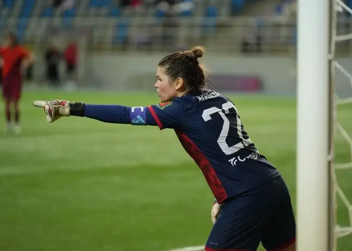 Полевой игрок в воротах: женский футбольный «Енисей» сыграл первый матч в сезоне