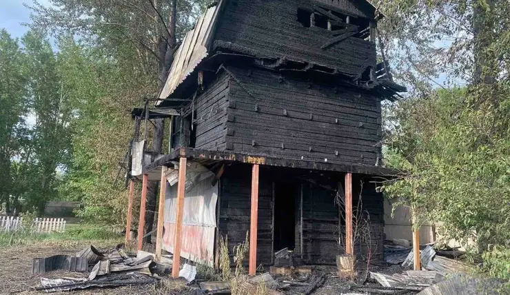 В Ачинске неизвестный поджег тополиный пух и сжег двухэтажное нежилое строение