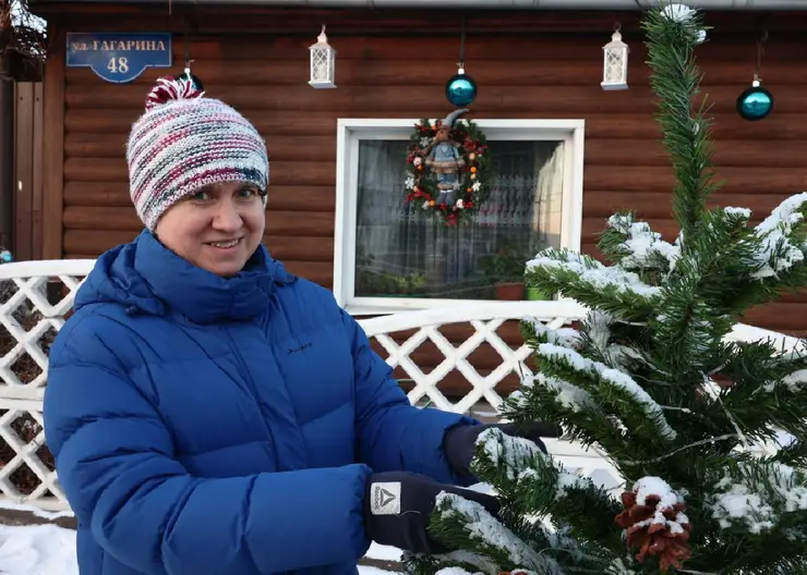 Красота начинается с шишек. Наталья Косогорова из Покровки выносит праздник за пределы своего дома
