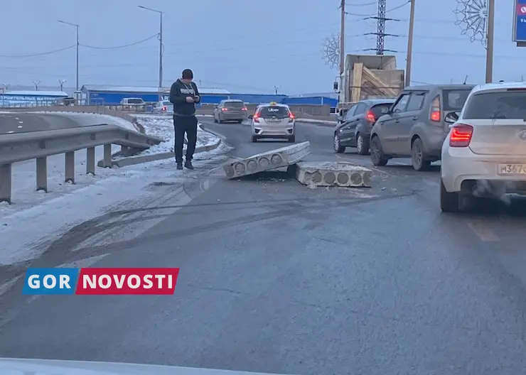 В Красноярске на Котельникова из грузовика выпали бетонные плиты