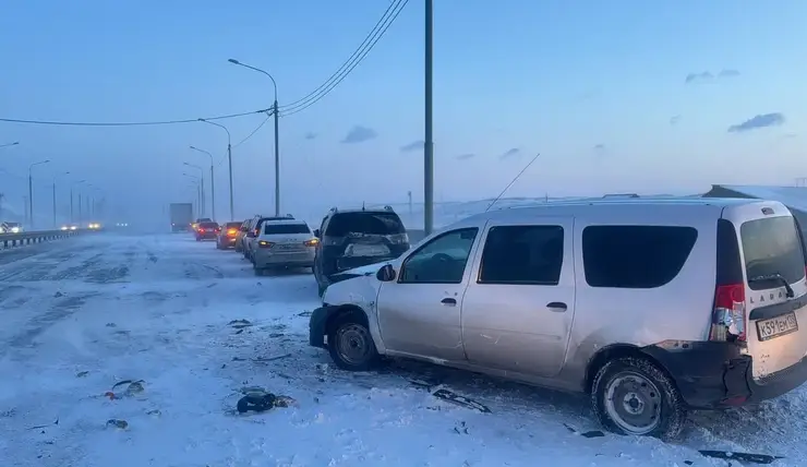 На трассе под Красноярском столкнулись 12 автомобилей