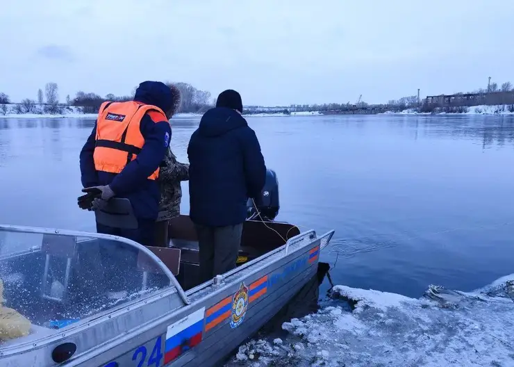 В Красноярском крае рыбаки на резиновой лодке не смогли добраться до берега из-за льдин