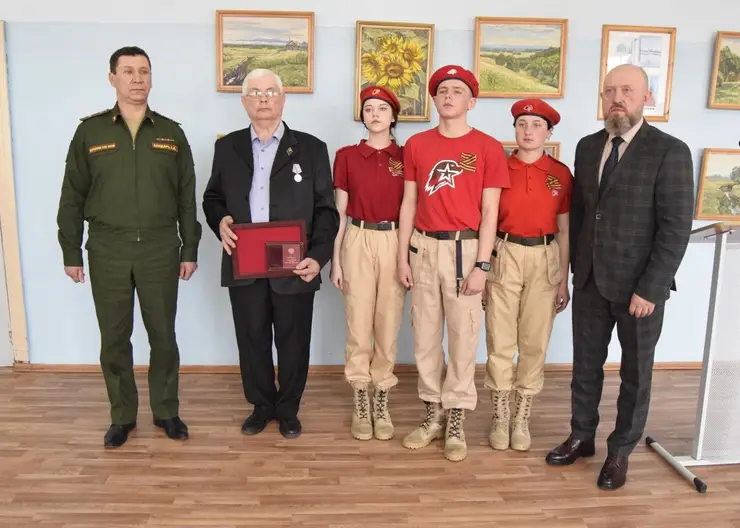 В Красноярском крае 60-летнего добровольца Владимира Бычкова наградили за отвагу