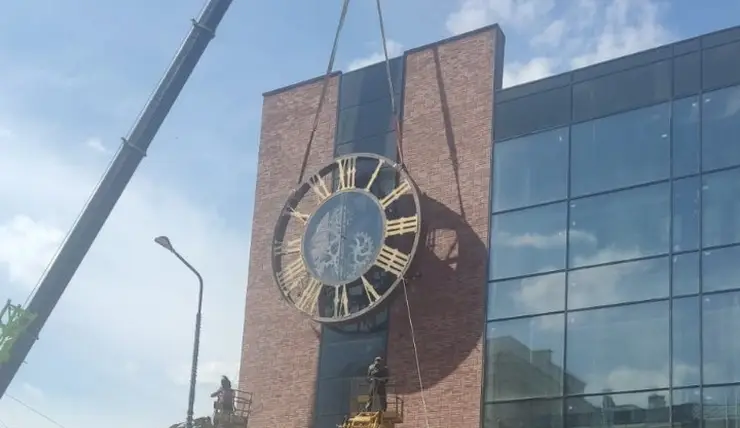 В Красноярске фасад здания многоуровневой стоянки за Квантом украсят огромные часы