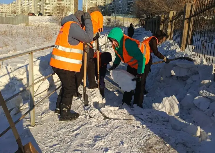 В Красноярске ночью со снегом боролись 195 спецмашин
