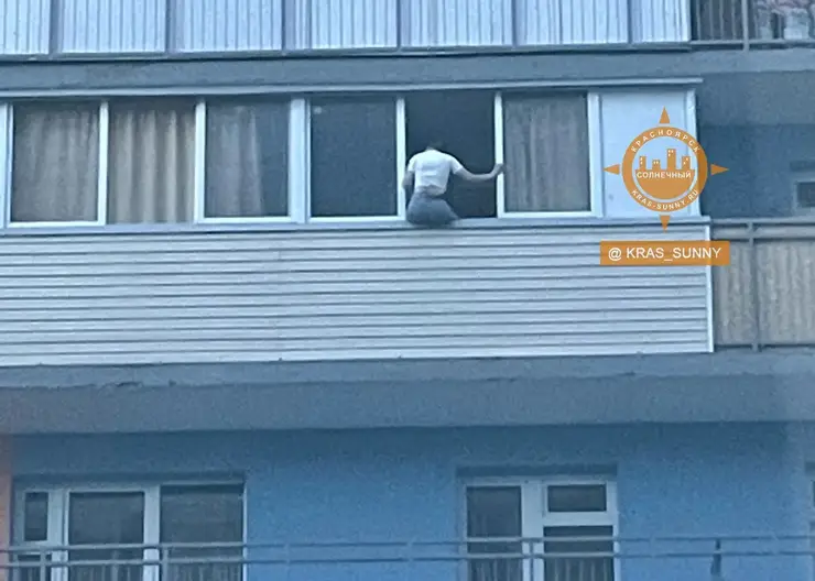 В Красноярске дети пытались выпрыгнуть с балкона в Солнечном