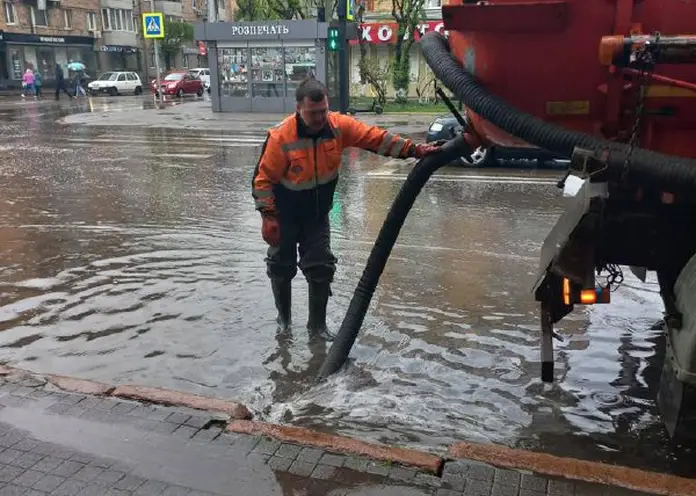 В Красноярске на подтопленных дождём участках работает спецтехника